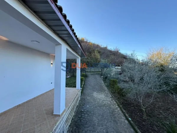 Tirane, shitet shtepi 3+1 , 365 m² 200.000 € (Petrele)