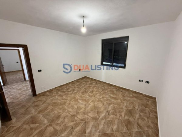 Tirane, shitet shtepi 3+1 , 365 m² 200.000 € (Petrele)