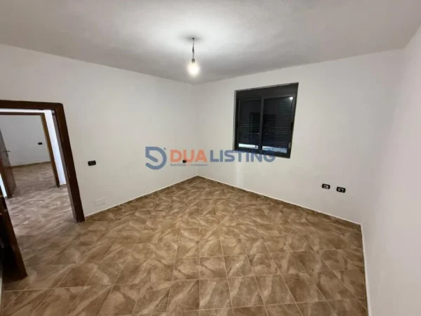 Tirane, shitet shtepi 3+1 , 365 m² 200.000 € (Petrele)