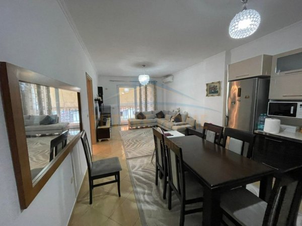 Tirane, jepet me qera apartament 1+1 Kati 3, 82 m² 450 € 