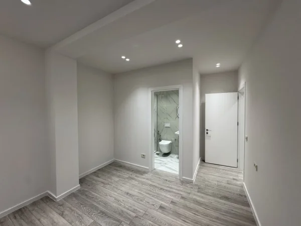 Tirane, jepet me qera zyre Kati 12, 200 m² 2.100 € (MINE PEZA)