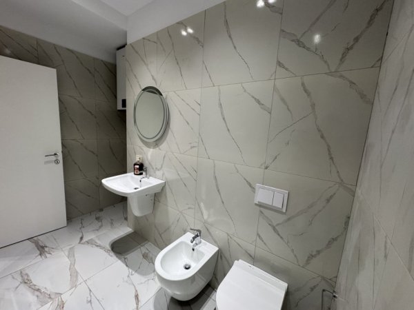 Tirane, jepet me qera zyre Kati 12, 200 m² 2.100 € (MINE PEZA)