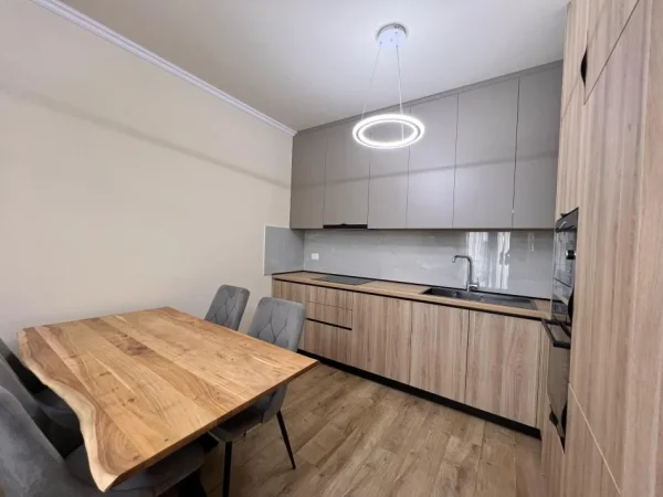 Tirane, jepet me qera apartament 1+1 , 60 m² 1.000 € (Liqeni i Thate)