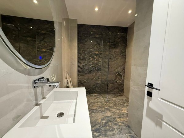 Tirane, jepet me qera apartament 1+1 , 60 m² 1.000 € (Liqeni i Thate)