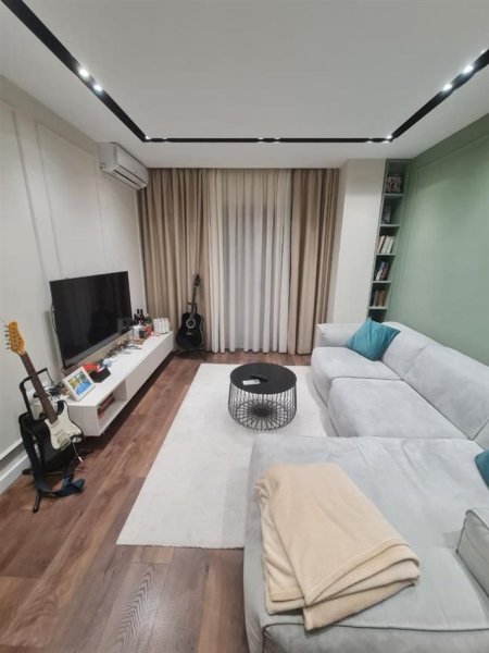 Tirane, jepet me qera apartament 1+1+Ballkon Kati 4, 70 m² 500 € (YZBERISHT)