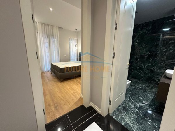 Tirane, jepet me qera apartament 3+1 , 285 m² 2.800 € 