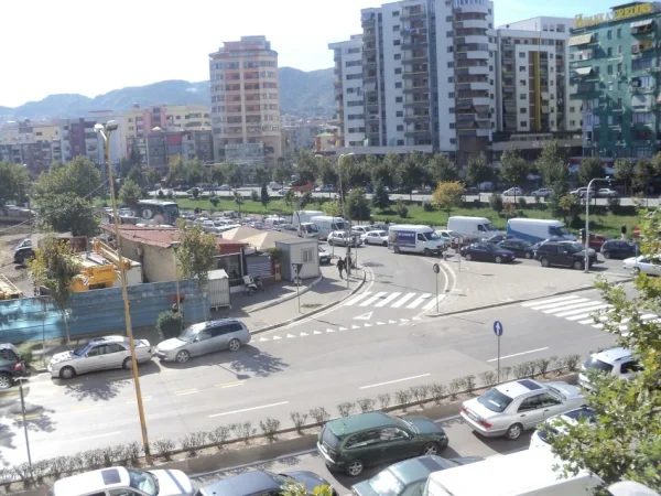 Tirane, jepet me qera apartament 2+1+Ballkon Kati 6, 85 m² 460 € (Pallati me Shigjeta)