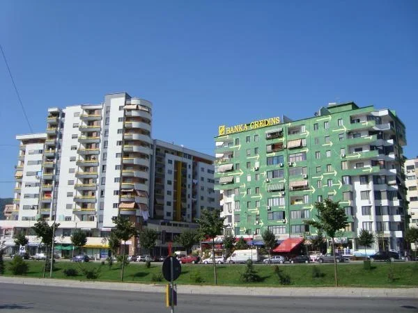 Tirane, jepet me qera apartament 2+1+Ballkon Kati 6, 85 m² 460 € (Pallati me Shigjeta)