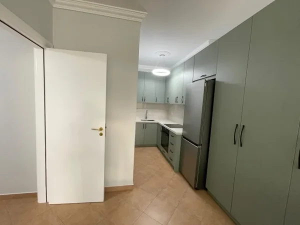 Tirane, jepet me qera apartament 2+1 , 80 m² 800 € (Rruga e Kavajes)