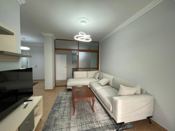 Tirane, jepet me qera apartament 2+1 , 80 m² 800 € (Rruga e Kavajes)