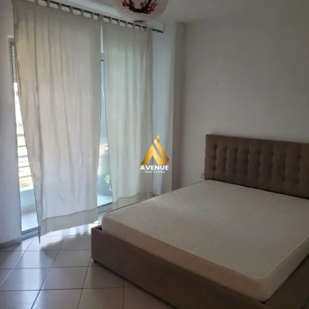 Tirane, shitet apartament 1+1+Ballkon Kati 2, (Kristal Center)
