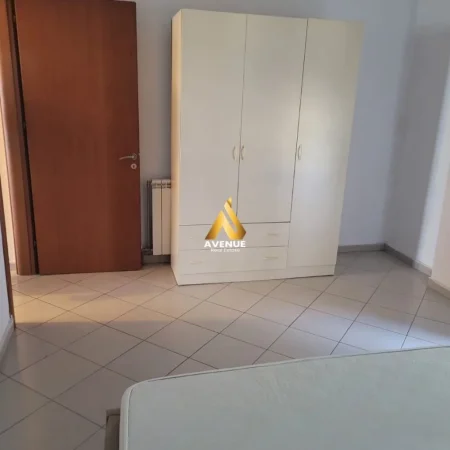 Tirane, shitet apartament 1+1+Ballkon Kati 2, (Kristal Center)