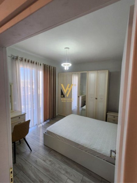 Tirane, jepet me qera apartament 1+1+Ballkon Kati 5, 70 m² 750 € (KOMUNA E PARISIT)