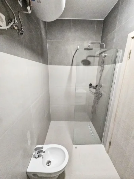 Tirane, jepet me qera apartament 1+1+Ballkon Kati 4, 70 m² 550 € (river residence)