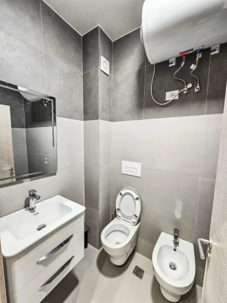 Tirane, jepet me qera apartament 1+1+Ballkon Kati 4, 70 m² 550 € (river residence)