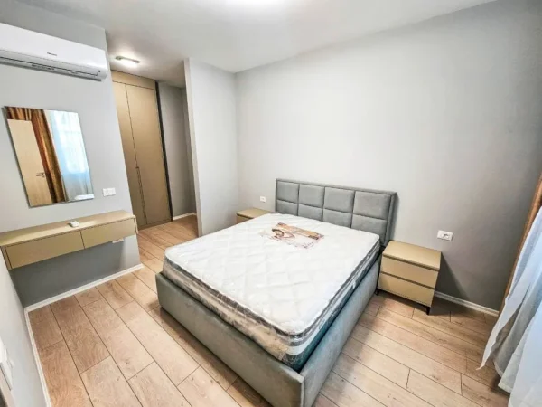 Tirane, jepet me qera apartament 1+1+Ballkon Kati 4, 70 m² 550 € (river residence)