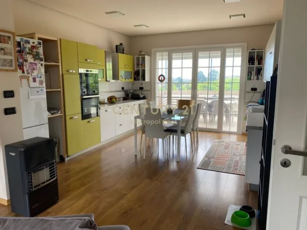 Tirane, jepet me qera Vile 3+1 Kati 2, 239 m² 1.800 € (TEG)