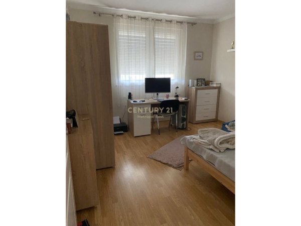 Tirane, jepet me qera Vile 3+1 Kati 2, 239 m² 1.800 € (TEG)