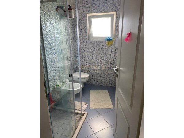 Tirane, jepet me qera Vile 3+1 Kati 2, 239 m² 1.800 € (TEG)