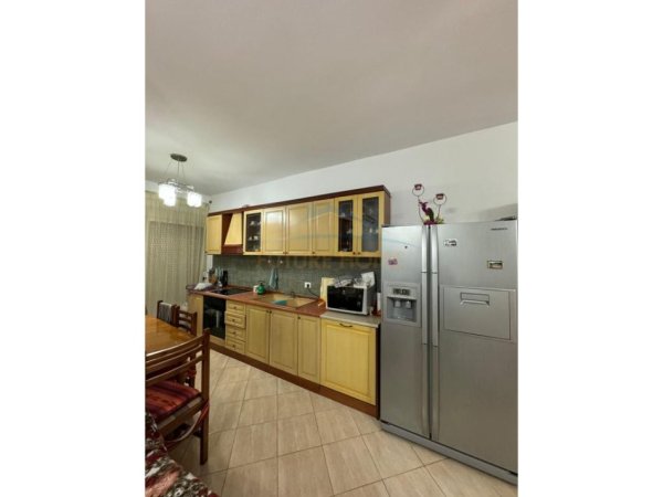 Tirane, jepet me qera apartament 2+1 Kati 1, 90 m² 500 € 
