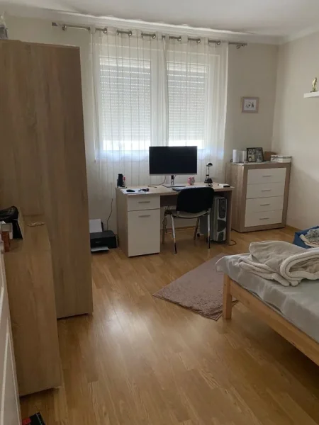 Tirane, jepet me qera Vile , 1.500 € (TEG)