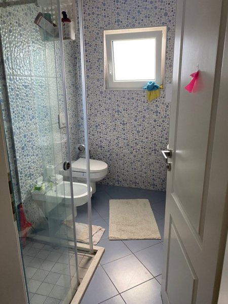 Tirane, jepet me qera Vile , 1.500 € (TEG)