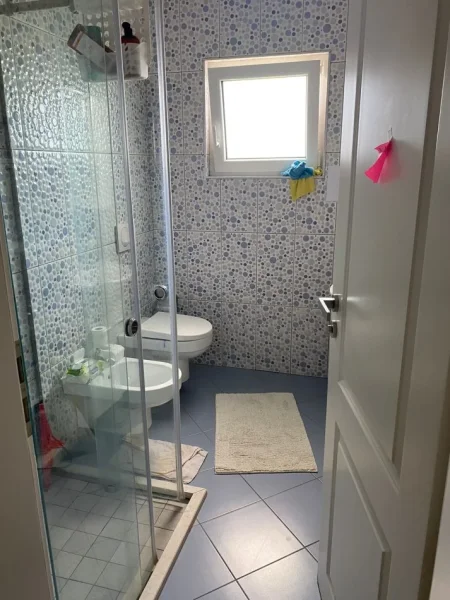 Tirane, jepet me qera Vile , 1.500 € (TEG)