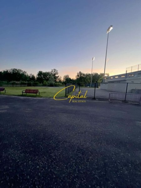 Tirane, jepet me qera toke , 2.150 m² (VAQARR)