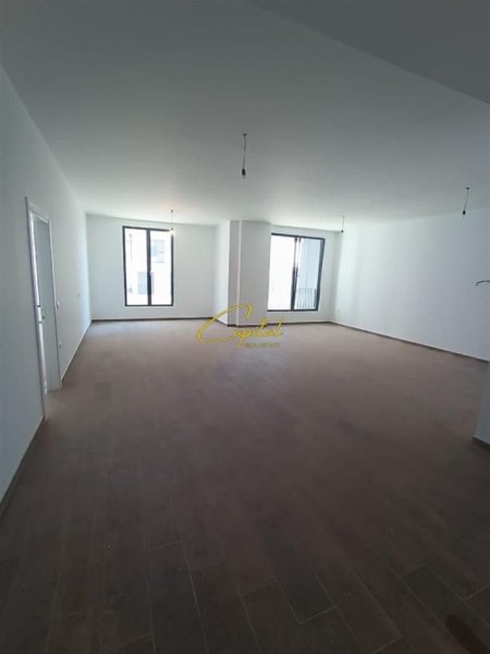 Tirane, jepet me qera zyre Kati 1, 140 m² 950 € (XHAMLLIKU)