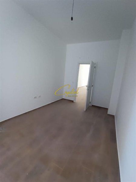 Tirane, jepet me qera zyre Kati 1, 140 m² 950 € (XHAMLLIKU)