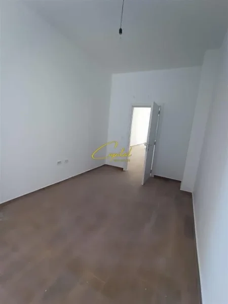 Tirane, jepet me qera zyre Kati 1, 140 m² 950 € (XHAMLLIKU)