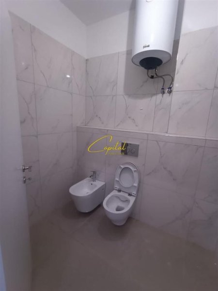 Tirane, jepet me qera zyre Kati 1, 140 m² 950 € (XHAMLLIKU)