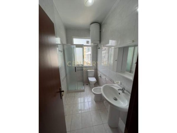 Tirane, jepet me qera apartament 1+1+BLK Kati 5, 67 m² 400 Euro (Rruga e Kavajës)