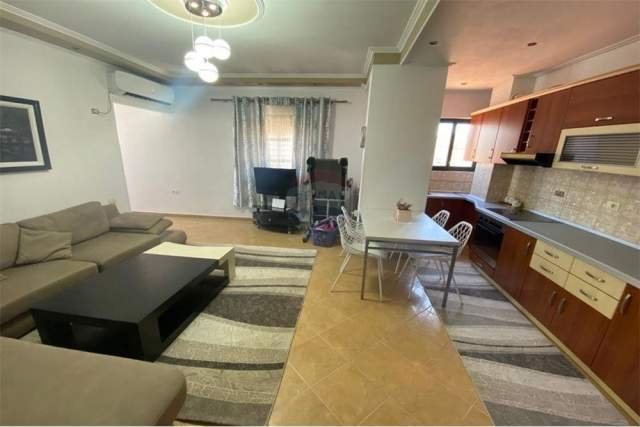 Tirane, jepet me qera apartament 1+1 63 m² 45.000 Leke (komuna e parisit)