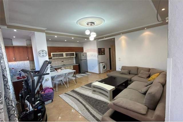Tirane, jepet me qera apartament 1+1 63 m² 45.000 Leke (komuna e parisit)
