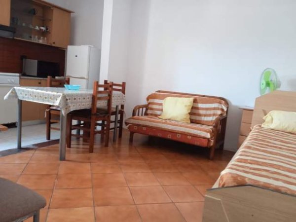 Vlore, jepet me qera apartament 1+1+BLK Kati 0, 65 m² 20 Euro (Fejzo Mema$bulevardi Vlore-Skele)