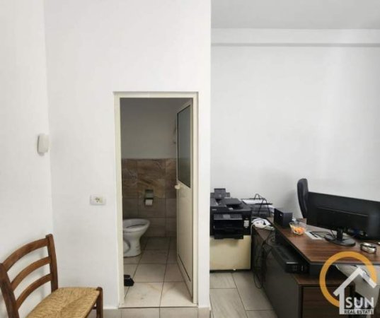 Shkoder, jepet me qera ambjent biznesi 44 m² 18.000 Leke (PARRUCE, SHKODER)