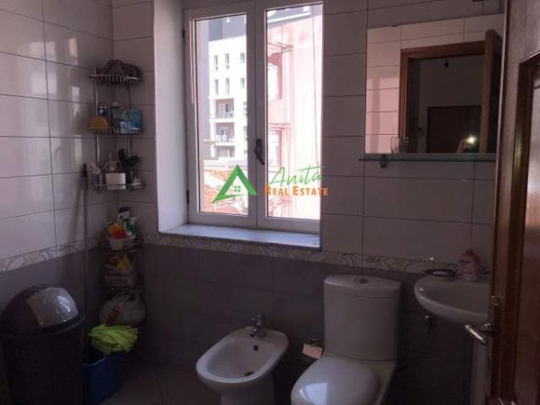Tirane, jepet me qera apartament 3+1+BLK Kati 3, 150 m² 650 Euro (Qender)