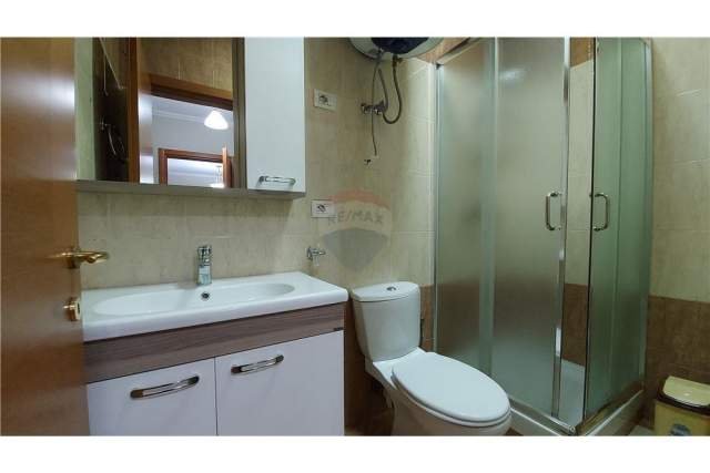 Tirane, jepet me qera apartament Kati 3, 122 m² 900 Euro (Rruga e Elbasanit)