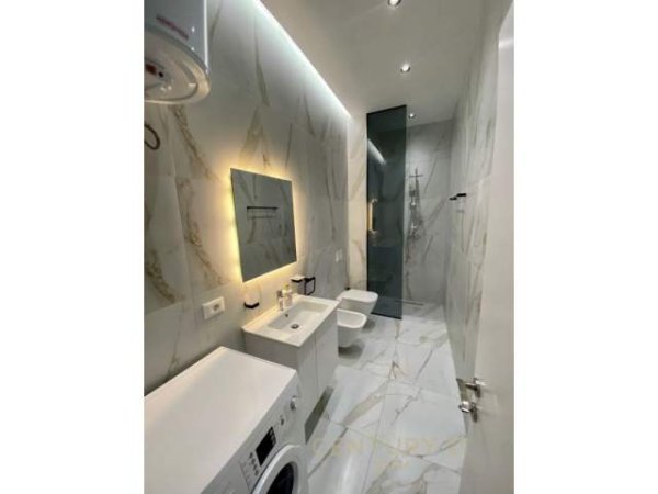 Tirane, jepet me qera apartament 1+1 Kati 7, 67 m² 700 Euro (Rruga e Kavajës)