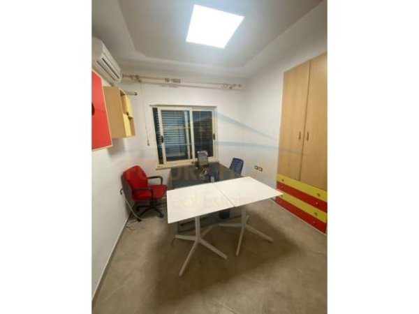 Tirane, jepet me qera ambjent biznesi Kati 1, 130 m² 700 Euro (5 MAJ)