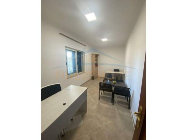 Tirane, jepet me qera ambjent biznesi Kati 1, 130 m² 700 Euro (5 MAJ)