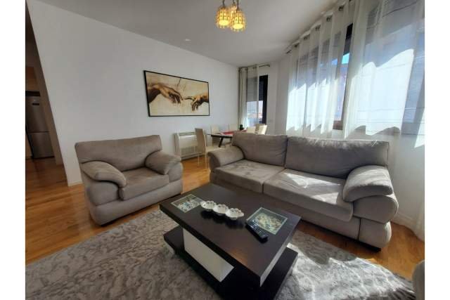 Tirane, jepet me qera apartament Kati 2, 98 m² 1.100 Euro (Rruga Barrikadave)