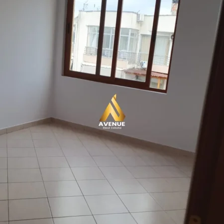 Tirane, jepet me qera apartament 2+1 Kati 8, 120 m² 370 € (Yzberisht)