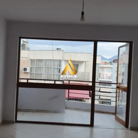 Tirane, jepet me qera apartament 2+1 Kati 8, 120 m² 370 € (Yzberisht)
