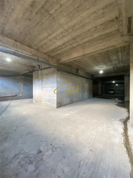 Tirane, jepet me qera magazine Kati -1, 700 m² 1.000 € (FRESKU)