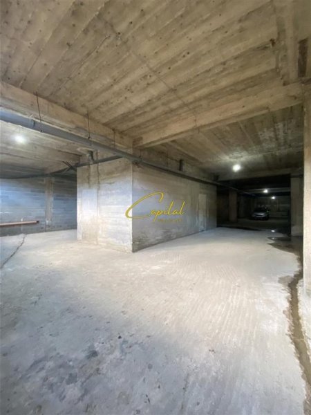 Tirane, jepet me qera magazine Kati -1, 700 m² 1.000 € (FRESKU)