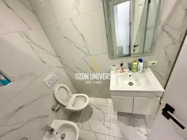 Tirane, jepet me qera apartament 1+1+Ballkon Kati 8, 70 m² 800 € (Rruga e Kosovarëve)