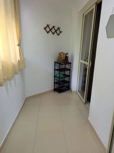 Tirane, jepet me qera garsonier 1+1 , 40 m² 300 € (ish parku)