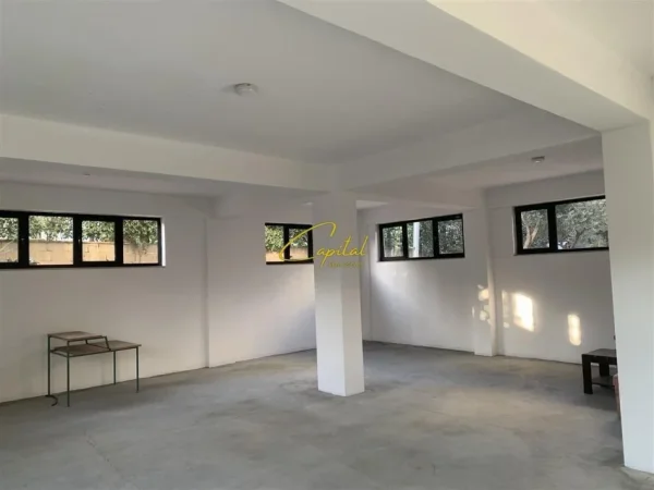 Tirane, jepet me qera ambjent biznesi Kati -1, 280 m² 2.000 € (DON BOSKO)